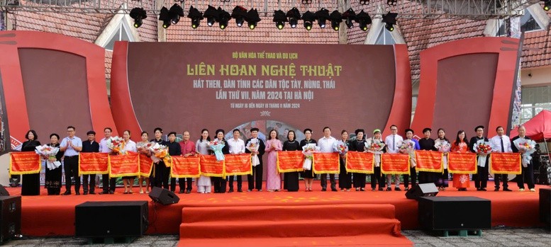 Ban Tổ chức trao cờ lưu niệm cho 14 đoàn về tham gia Liên hoan - Ảnh: Làng Văn hóa - Du lịch các dân tộc Việt Nam