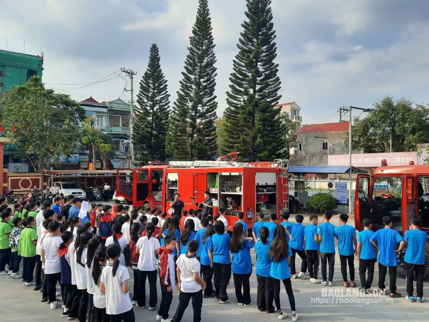 Học viên nghe cán bộ, chiến sĩ Phòng Cảnh sát Phòng cháy, chữa cháy và Cứu nạn, cứu hộ giới thiệu về các thiết bị chữa cháy