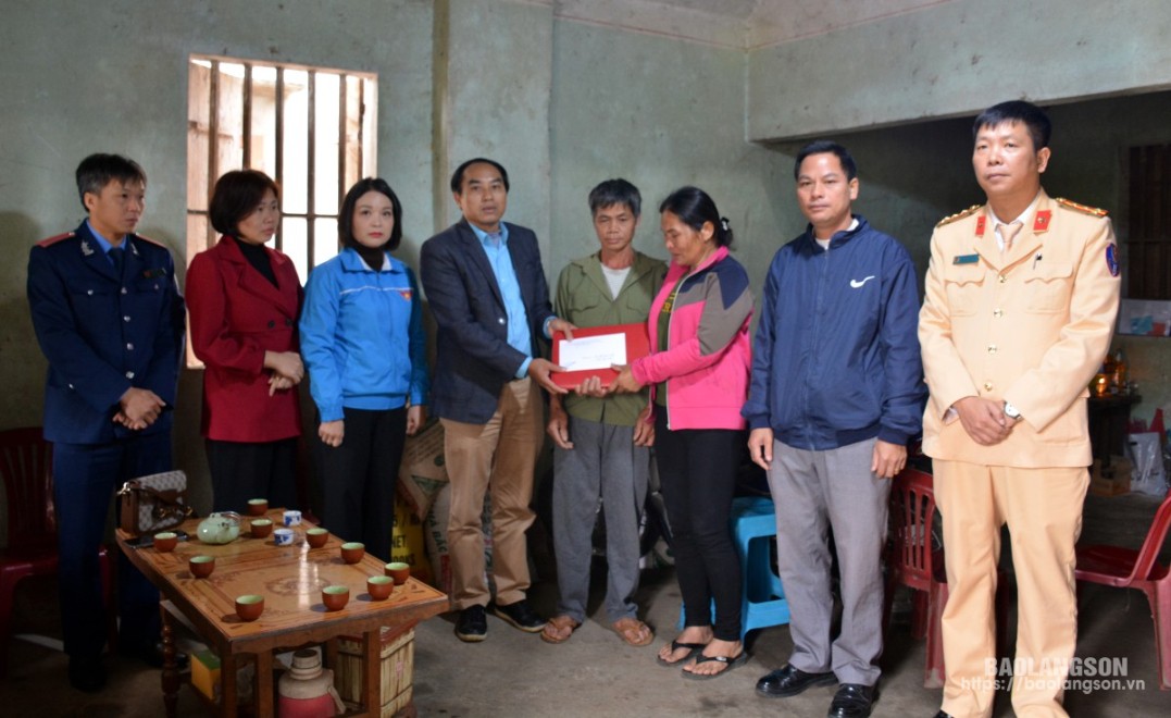 Đại diện lãnh đạo văn phòng Ban ATGT tỉnh, cùng các thành viên đoàn công tác tặng quà gia đình có nhạn nhân tử vong do tai nạn giao thông tại huyện Tràng Định, tỉnh Lạng Sơn