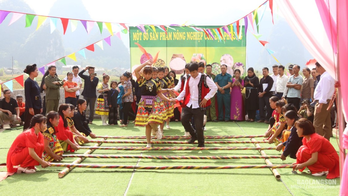 Người dân thôn Làng Tuống, xã Bằng Hữu, huyện Chi Lăng múa sạp tại ngày hội đại đoàn kết toàn dân tộc năm 2024