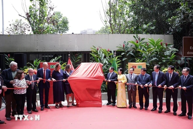 Thủ tướng Phạm Minh Chính và các đại biểu khánh thành biển kỷ niệm Chủ tịch Hồ Chí Minh tại thành phố Rio de Janeiro. (Ảnh: Dương Giang/TTXVN)