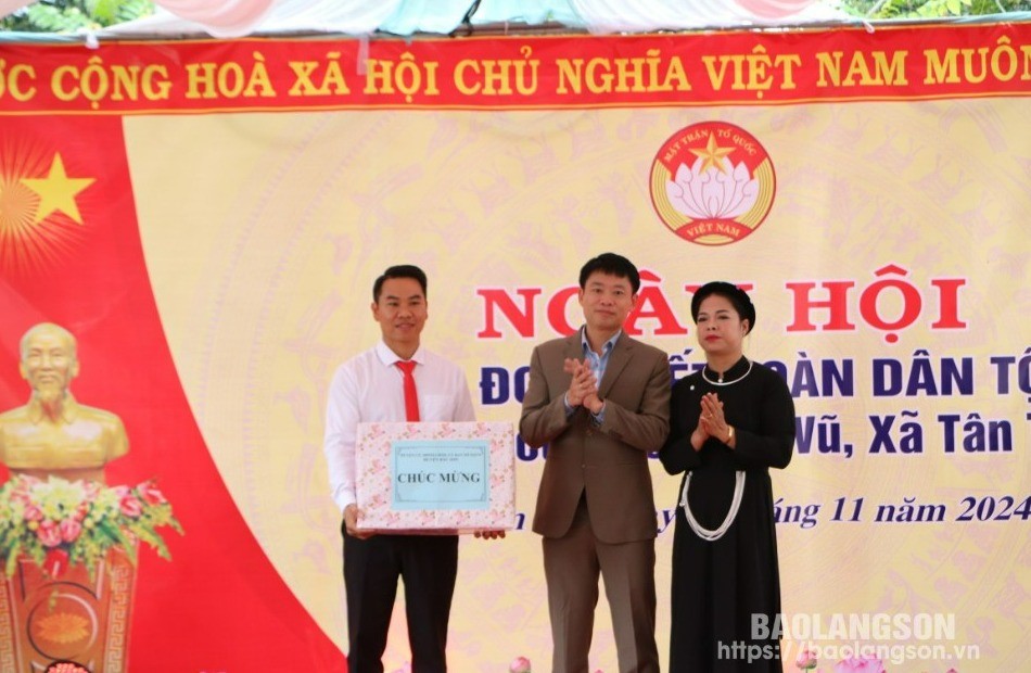 Lãnh đạo Huyện ủy Bắc Sơn tặng quà, chúc mừng khu dân cư thôn Tân Vũ