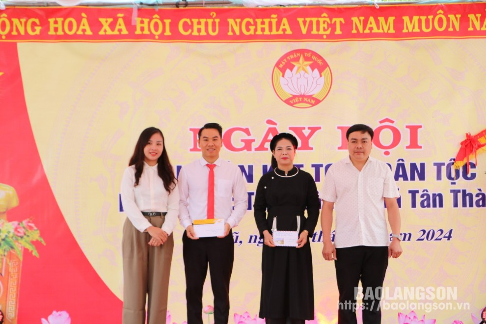 Đại diện các doanh nghiệp tặng quà khu dân cư thôn Tân Vũ