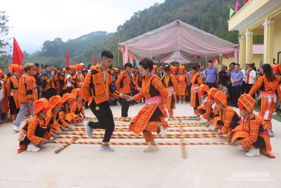 Người dân liên thôn Hòa Bình - Đoàn Kết tham gia nhảy sạp tại ngày hội