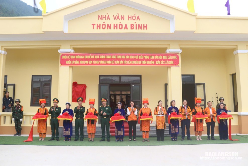 Các đại biểu thực hiện nghi thức cắt băng khánh thành nhà văn hóa thôn Hòa Bình, xã Ái Quốc