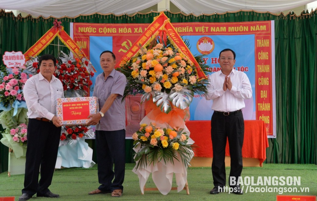 Lãnh đạo Huyện uỷ Hữu Lũng tặng quà khu dân cư