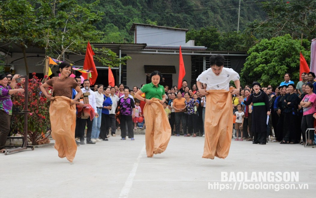 Người dân tham gia các trò chơi tại ngày hội