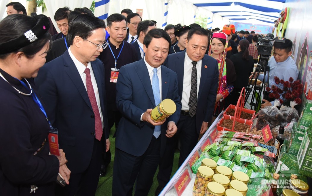 Các đại biểu tham quan gian trưng bày sản phẩm tiêu biểu, đặc sản của các huyện, thành phố 