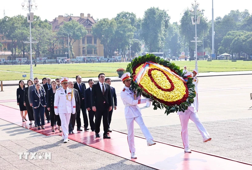 Chủ tịch Quốc hội Cộng hòa Armenia Alen Simonyan vào Lăng, viếng Chủ tịch Hồ Chí Minh. (Ảnh: Minh Đức/TTXVN)