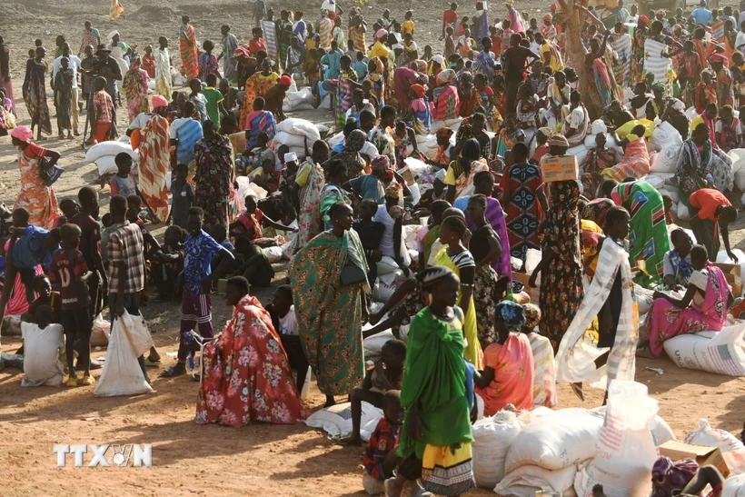 Người tị nạn chờ được phát thực phẩm cứu trợ tại Bentiu, Nam Sudan. (Ảnh: AFP/TTXVN)