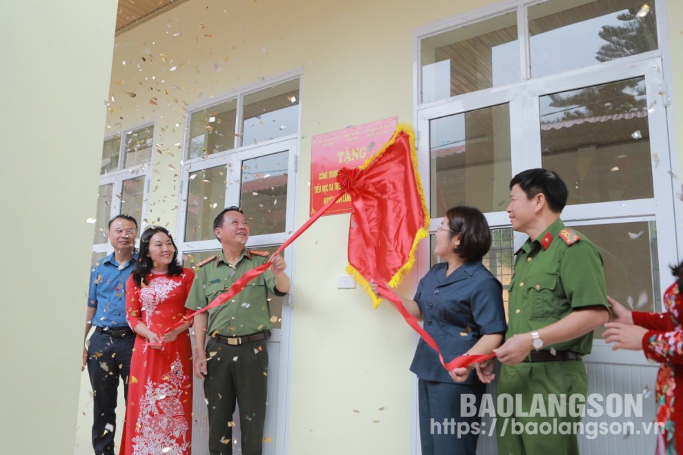 Đại diện các đơn vị tài trợ cùng nhà trường kéo băng khánh thành phòng học tại Trường Tiểu học - THCS xã Thụy Hùng (Văn Lãng)