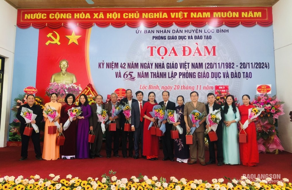 Phòng GD&ĐT huyện tặng hoa và quà tri ân các đồng chí nguyên lãnh đạo Phòng GD&ĐT huyện qua các thời kỳ