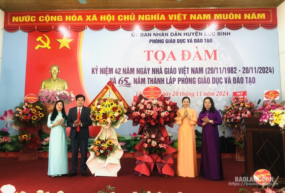 Lãnh đạo UBND huyện tặng hoa chúc mừng Phòng GD&ĐT Lộc Bình nhân kỷ niệm 42 năm ngày Nhà giáo Việt Nam và 65 năm thành lập