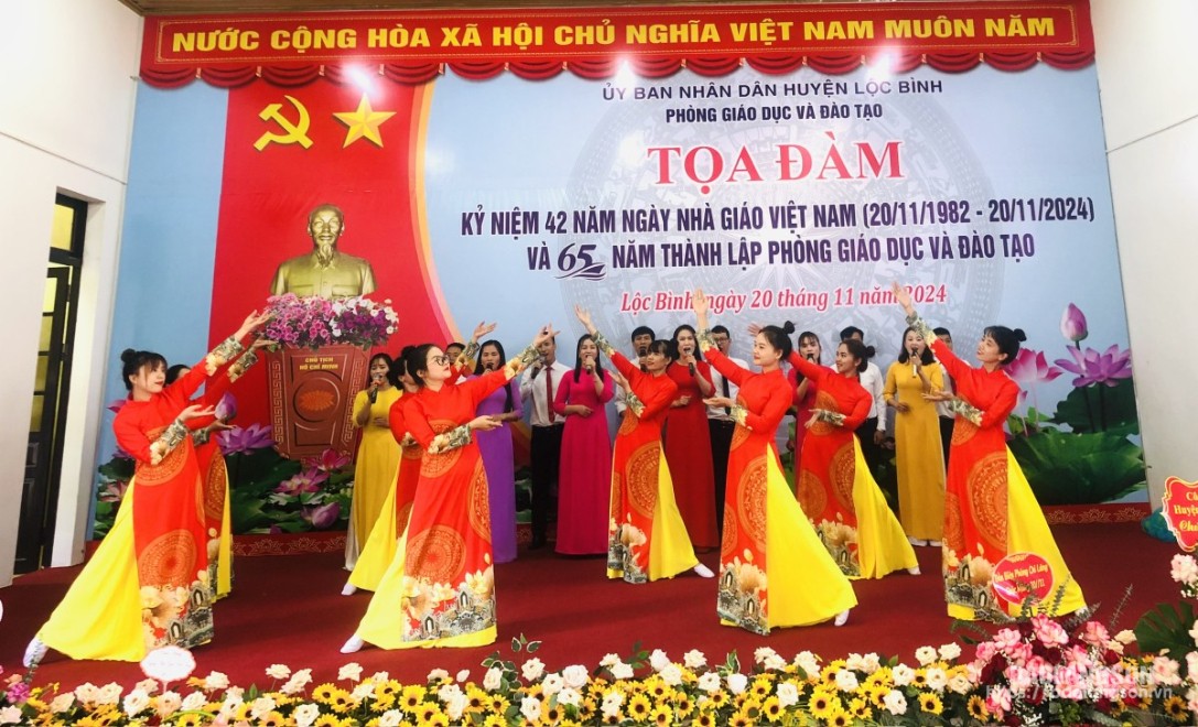 Văn nghệ chào mừng