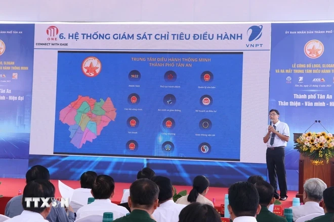 Đại diện thành phố Tân An giới thiệu về Trung tâm Điều hành thông minh. (Ảnh: Bùi Giang/TTXVN)