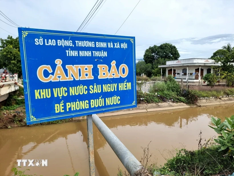 Biển cảnh báo khu vực nước sâu nguy hiểm phòng tránh đuối nước. (Ảnh: Nguyễn Thành/TTXVN)