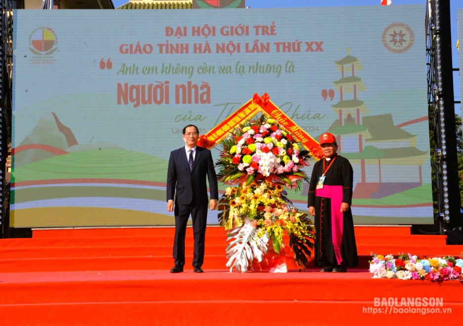 Đồng chí Dương Xuân Huyên, Ủy viên Ban Thường vụ Tỉnh ủy, Phó Chủ tịch Thường trực UBND tỉnh thay mặt Tỉnh ủy - HĐND - UBND - Ủy Ban MTTQ Việt Nam tỉnh tặng hoa chúc mừng đại hội