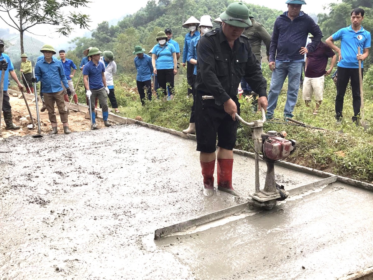 Cán bộ công đoàn cơ sở khối các cơ quan, đơn vị trên địa bàn huyện tham gia bê tông đường giao thông nông thôn tại xã Tân Thành