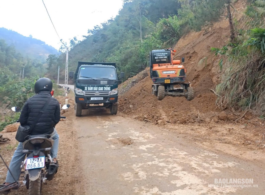 Công ty Cổ phần Phát triển xây dựng và thương mại số 909 huy động máy móc hót đất sạt lở trên tuyến đường do công ty đảm nhận