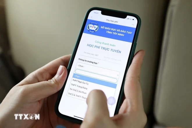 Người dân sử dụng phần mềm Tây Ninh Smart trên Zalo hỗ trợ nhiều tiện ích dễ hiểu, dễ sử dụng: nộp hồ sơ trực tuyến, đóng học phí, phản ánh hiện trường... (Ảnh: Minh Quyết/TTXVN)
