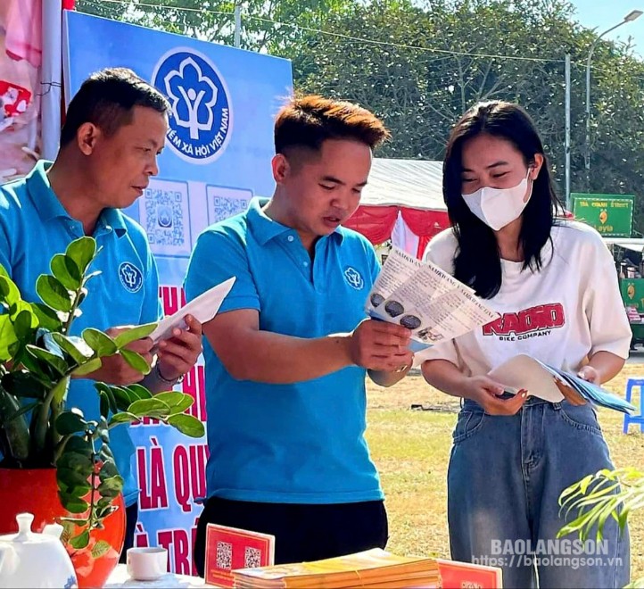 Cán bộ BHXH huyện Văn Lãng tuyên truyền, tư vấn chính sách BHXH, BHYT đến người dân trên địa bàn tại Ngày hội việc làm của huyện năm 2024