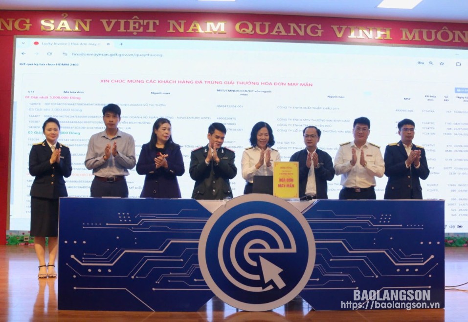 Hội đồng giám sát bấm nút lựa chọn "Hóa đơn may mắn" quý III năm 2024