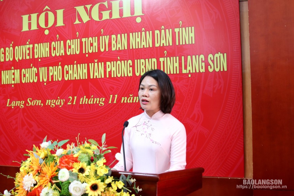 Tân Phó Chánh Văn phòng UBND tỉnh Nguyễn Thị Thuý phát biểu tại hội nghị