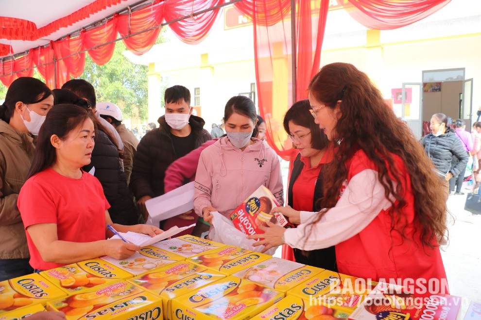 Lãnh đạo Hội Chữ thập đỏ tỉnh, UBND huyện Văn Lãng hỗ trợ nhu yếu phẩm cho người nghèo tại gian chợ nhân đạo