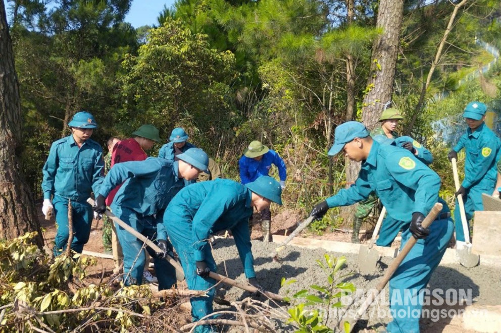 Lực lượng dân quân xã Tú Mịch, huyện Lộc Bình tham gia xây dựng đường lên kiểm tra cột mốc bảo vệ biên giới