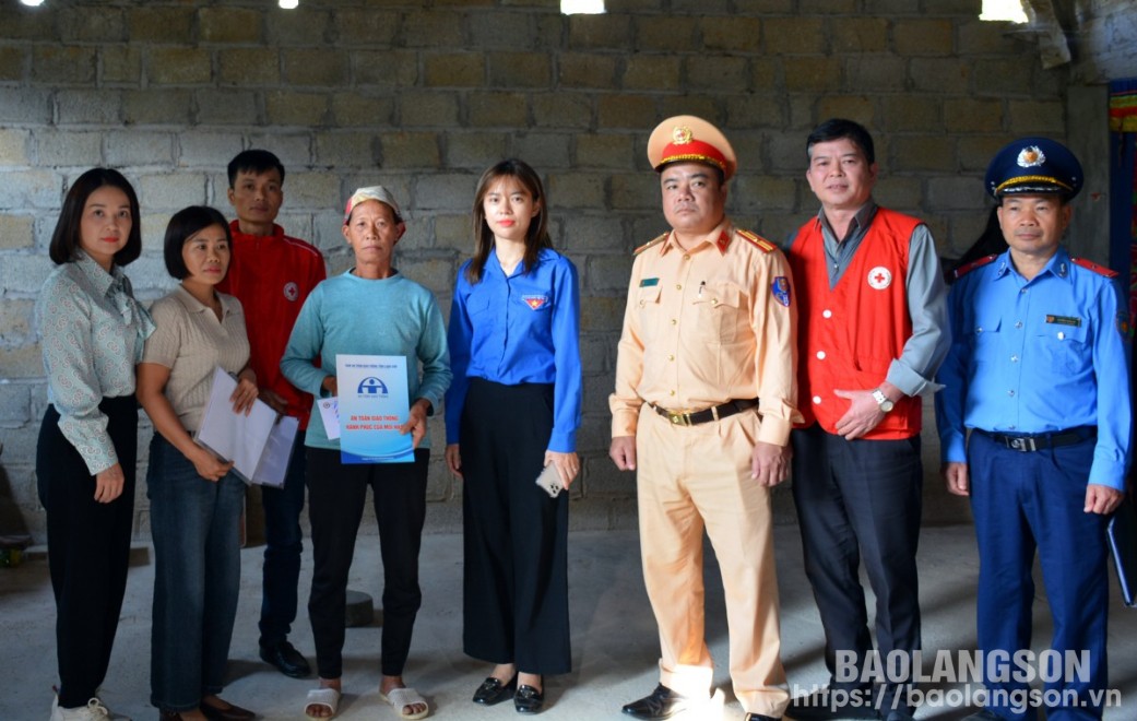 Đoàn công tác tặng quà gia đình có nạn nhân tử vong do TNGT tại xã Hữu Lễ, huyện Văn Quan