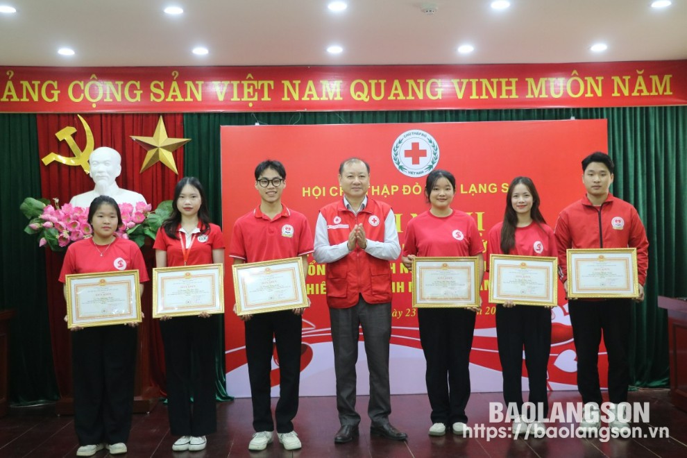 Lãnh đạo Hội Chữ thập đỏ tỉnh trao giấy khen cho cá nhân có thành tích xuất sắc trong chương trình “Hành trình Đỏ” Lạng Sơn năm 2024