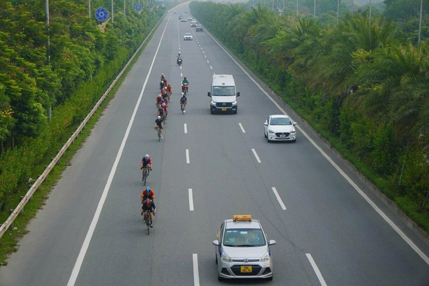 Xe đạp đi vào đường Võ Nguyên Giáp hướng đi sân bay Nội Bài (TP Hà Nội). 