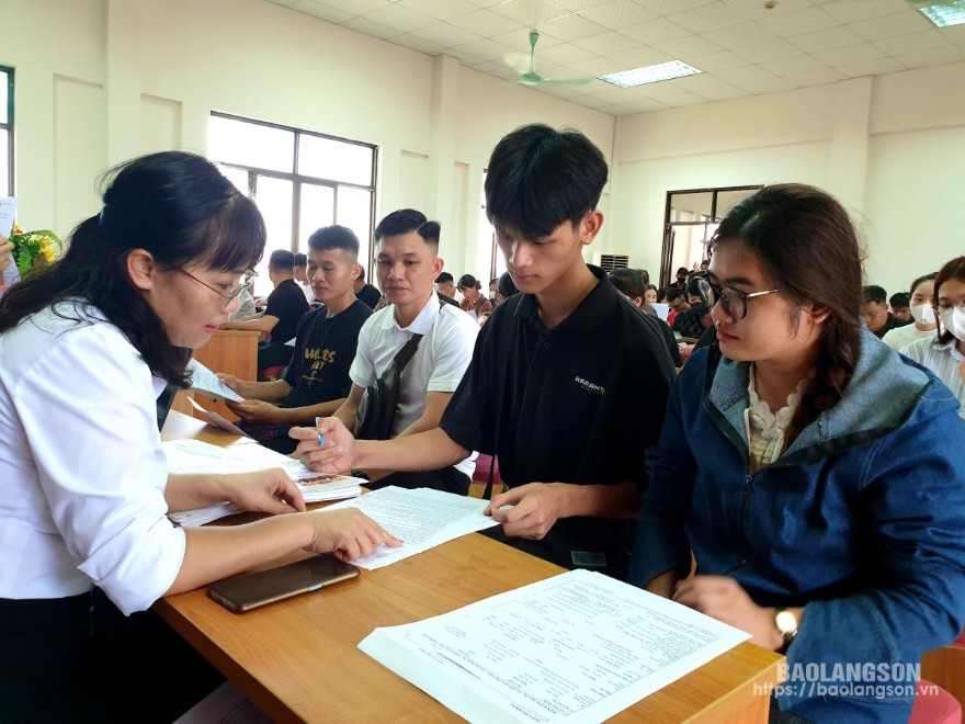 Lãnh đạo Trung tâm DVVL tỉnh hướng dẫn người lao động đỗ đơn đi XKLĐ tại Hàn Quốc hoàn thiện hồ sơ