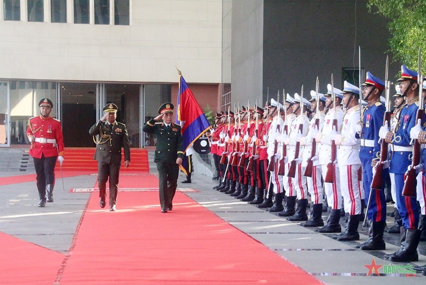 Đại tướng Phan Văn Giang và Đại tướng Tea Seiha duyệt đội danh dự Quân đội Hoàng gia Campuchia. 