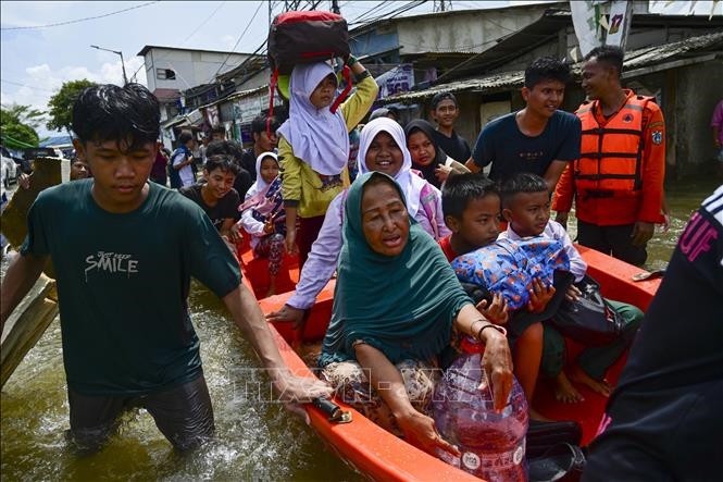 Cảnh ngập lụt tại Muara Angke, Jakarta, Indonesia, ngày 18-11-2024. Ảnh: THX/TTXVN 