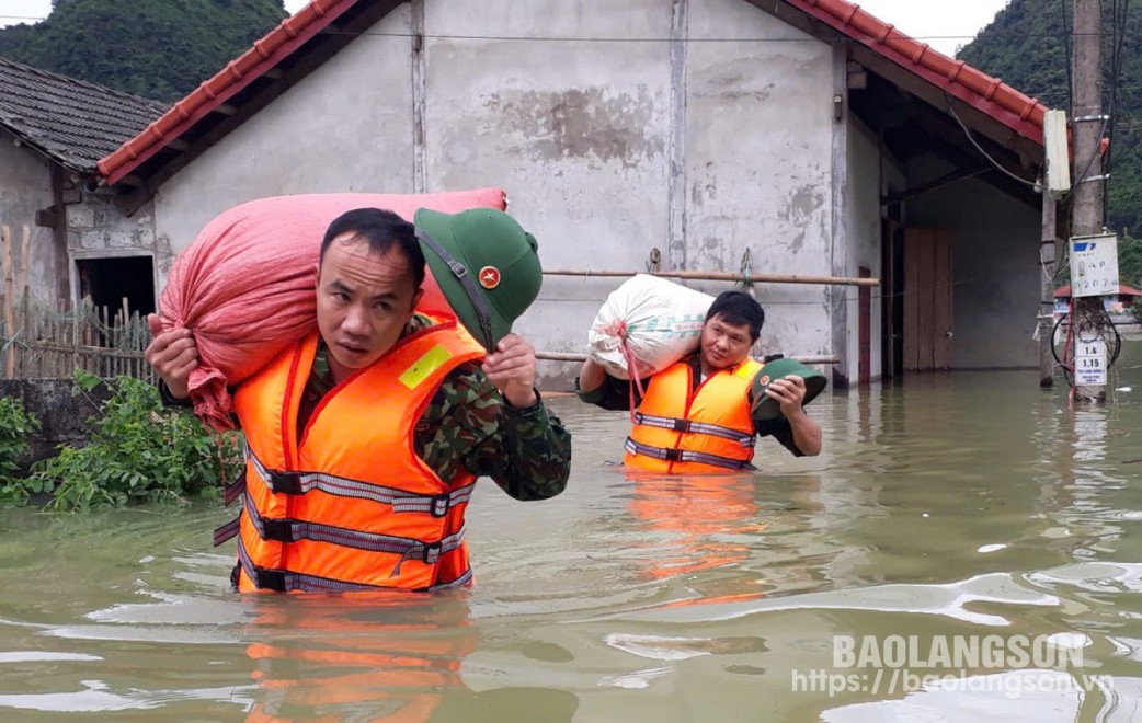 Cán bộ, chiến sĩ Ban Chỉ huy Quân sự huyện Bắc Sơn giúp đỡ người dân trên địa bàn vận chuyển tài sản đến nơi an toàn do bị ngập lụt bởi cơn bão số 3 gây ra năm 2024