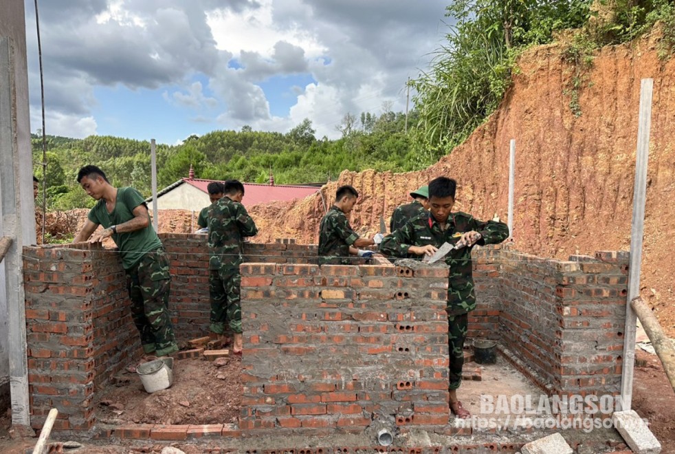 Cán bộ, chiến sĩ Tiểu đoàn 1, Trung đoàn 123 Bộ Chỉ huy Quân sự tỉnh giúp đỡ người dân xã Xuân Dương, huyện Lộc Bình xây dựng công trình phục vụ đời sống sinh hoạt  