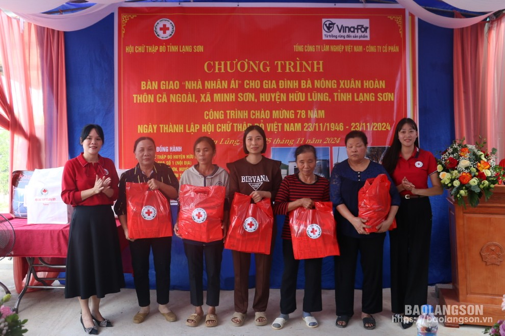 Lãnh đạo Hội Chữ thập đỏ huyện Hữu Lũng tặng quà cho các hộ dân có hoàn cảnh khó khăn trên địa bàn xã Minh Sơn