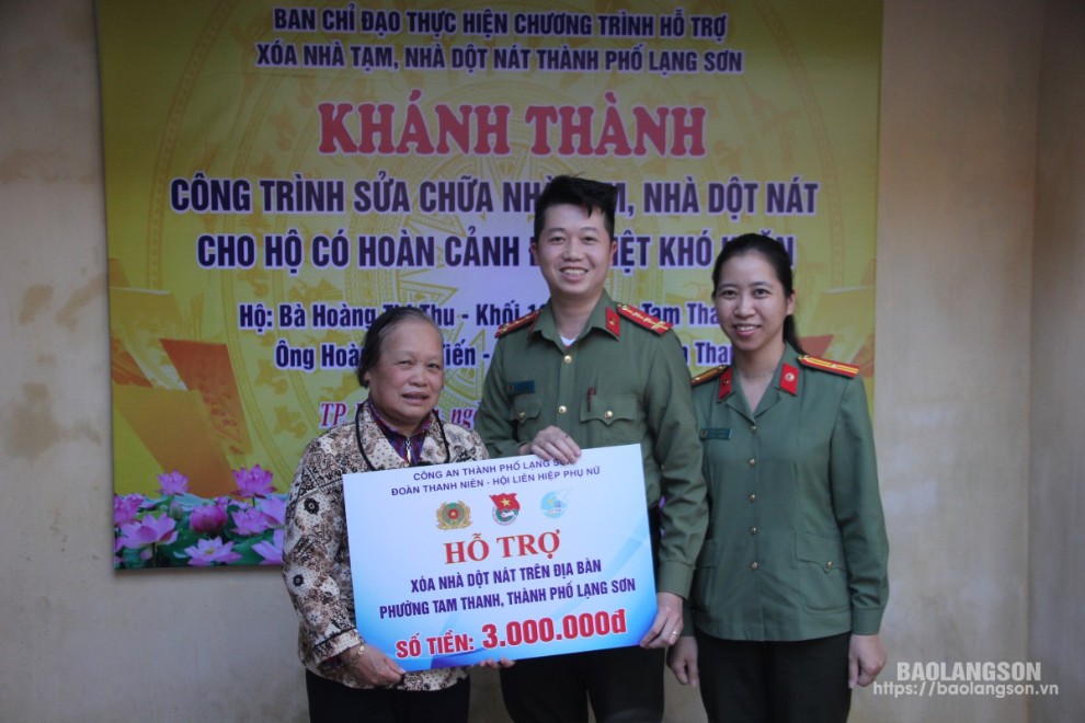 Đại diện Đoàn thanh niên, Hội Phụ nữ - Công an thành phố Lạng Sơn trao kinh phí hỗ trợ cho bà Hoàng Thị THu