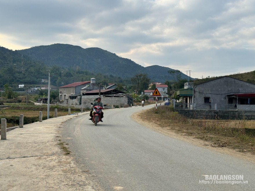 Người dân xã Tràng Các, huyện Văn Quan đi lại thuận tiện trên con đường mới