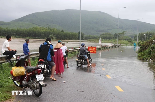 Nước lũ trên sông Vệ đoạn qua huyện Nghĩa Hành (Quảng Ngãi) lên cao khiến tỉnh lộ 624B bị ngập. (Ảnh: Phạm Cường/TTXVN)