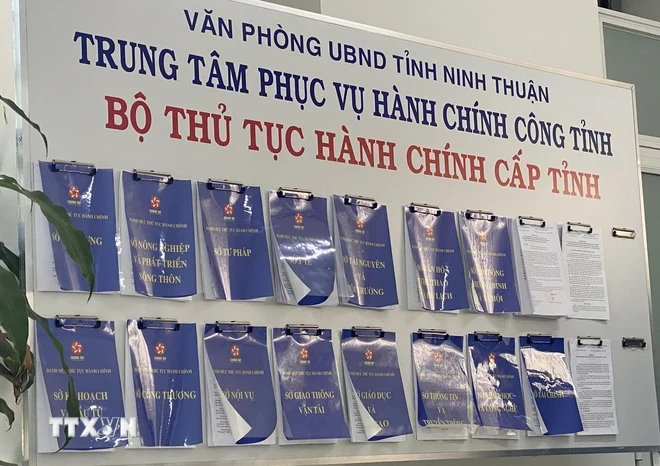 Bộ thủ tục hành chính của các cơ quan, đơn vị được công khai tại Trung tâm phục vụ hành chính công tỉnh Ninh Thuận. (Ảnh: Công Thử/TTXVN)