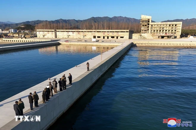 Nhà lãnh đạo Triều Tiên Kim Jong Un thị sát việc xây dựng một trang trại nuôi trồng thủy sản ngoài khơi tại thành phố cảng Sinpho, tỉnh Nam Hamgyong ngày 26/11/2024. (Ảnh: KCNA/TTXVN)