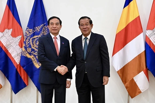 Chủ tịch CPP, Chủ tịch Thượng viện Campuchia Samdech Techo Hun Sen (phải) tiếp Đại tướng Phan Văn Giang tại Cung 7/1, trụ sở Trung ương CPP ở thủ đô Phnom Penh, Vương quốc Campuchia. (Ảnh: TTXVN phát)