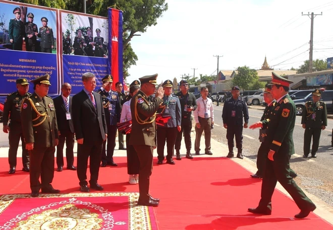 Đại tướng Phan Văn Giang đến thăm Trường Trung học Phổ thông Tep Pronom, tỉnh Kandal (Vương quốc Campuchia). (Ảnh: Hoàng Minh/TTXVN)