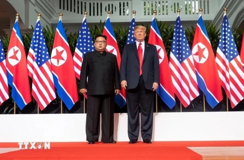 Ông Donald Trump (phải) trong cuộc gặp nhà lãnh đạo Triều Tiên Kim Jong-un tại Singapore ngày 12/6/2018. (Nguồn: AFP/TTXVN)