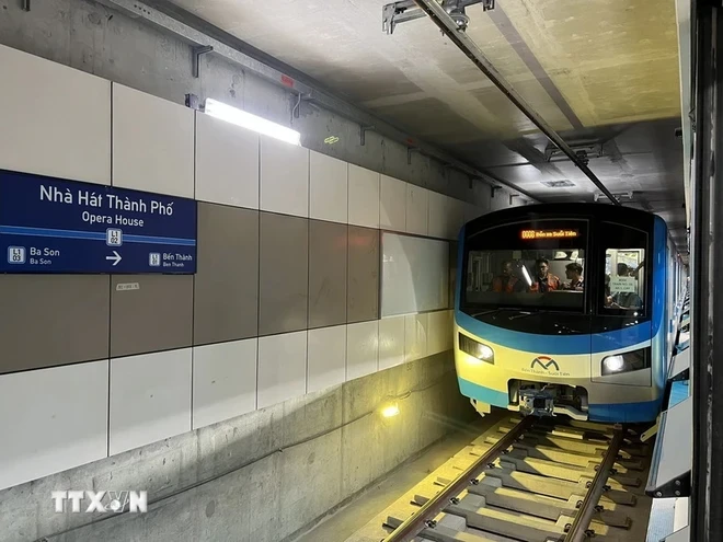 Đoàn tàu đầu tiên của tuyến Metro số 1 (Bến Thành-Suối Tiên) chạy thử nghiệm trên toàn tuyến - đoạn Nhà ga ngầm Bến Thành, Thành phố Hồ Chí Minh. (Ảnh: TTXVN phát)