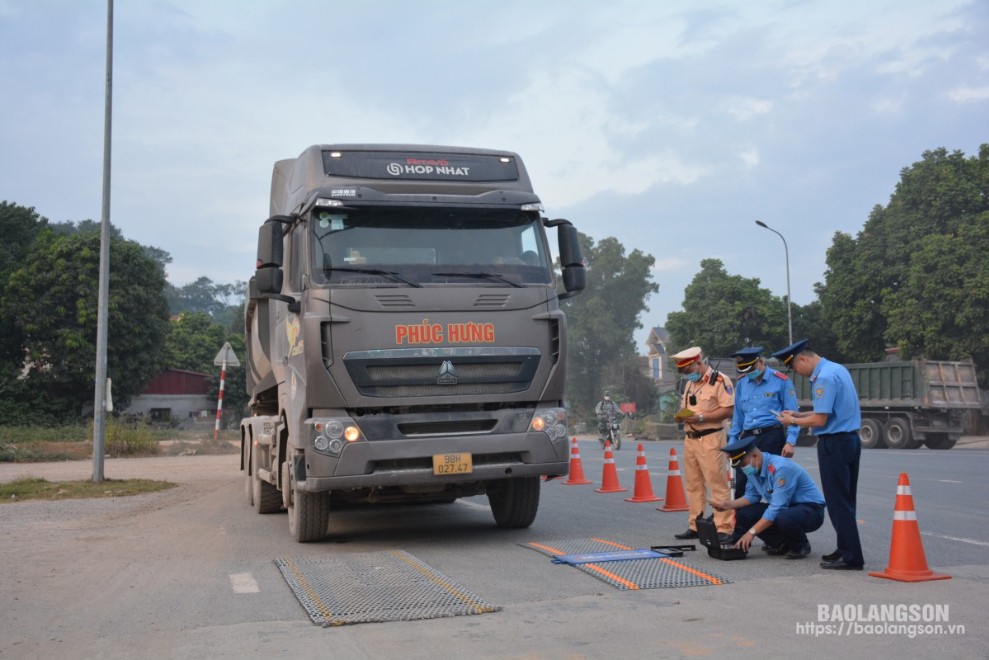 Lực lượng CSGT, Thanh tra giao thông vận tải tỉnh phối hợp kiểm tra tải trọng xe trên tuyến quốc lộ 1, đoạn qua địa bàn huyện Hữu Lũng, tỉnh Lạng Sơn