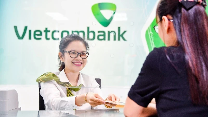 Giao dịch tại Ngân hàng TMCP Vietcombank. (Ảnh nhandan.vn)