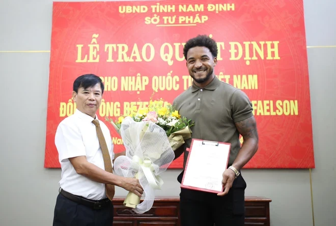 Xuân Son (phải) trước cơ hội trở thành cầu thủ nhập tịch đầu tiên khoác áo Đội tuyển Việt Nam ở một giải đấu chính thức. (Ảnh: thepxanhnamdinh)